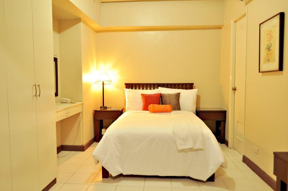 Oyo 103 Artina Suites Hotel Makati City Exterior photo