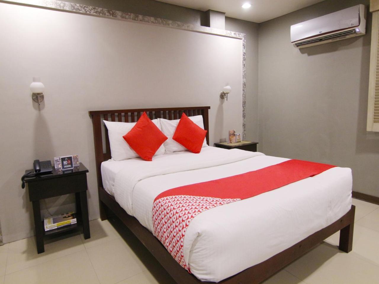Oyo 103 Artina Suites Hotel Makati City Exterior photo