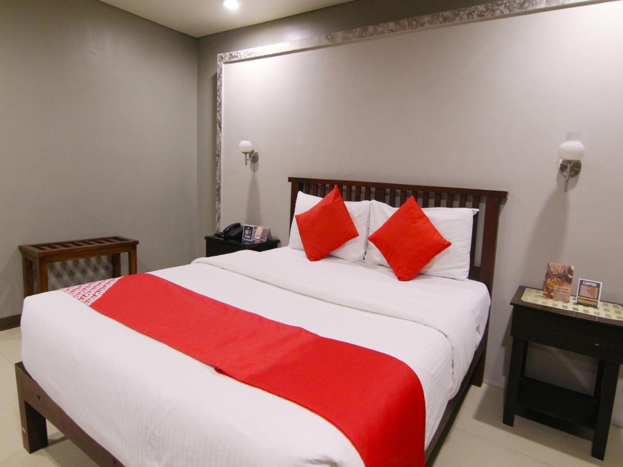 Oyo 103 Artina Suites Hotel Makati City Exterior photo