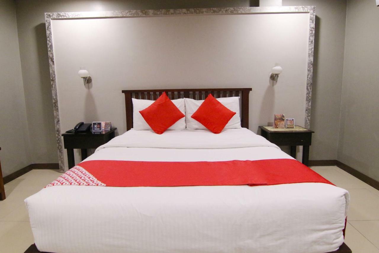 Oyo 103 Artina Suites Hotel Makati City Exterior photo