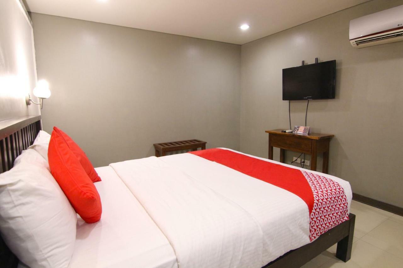 Oyo 103 Artina Suites Hotel Makati City Exterior photo